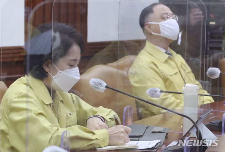 [서울=뉴시스] 김명원 기자 = 재정당국에서 학령인구 감소를 이유로 초·중·고등학교 교육에 쓰이는 교부금을 본격적으로 삭감하려는 움직임을 보이고 있어 새해부터 교육계에서 비판 목소리가 일고 있다. 유은혜 사회부총리 겸 교육부 장관과 홍남기 경제부총리 겸 기획재정부 장관이 지난해 12월31일 오전 서울 종로구 정부서울청사에서 열린 코로나19 중앙재난안전대책본부(중대본) 회의에 참석해 총리 발언을 듣고 있다. 2021.12.31. kmx1105@newsis.com