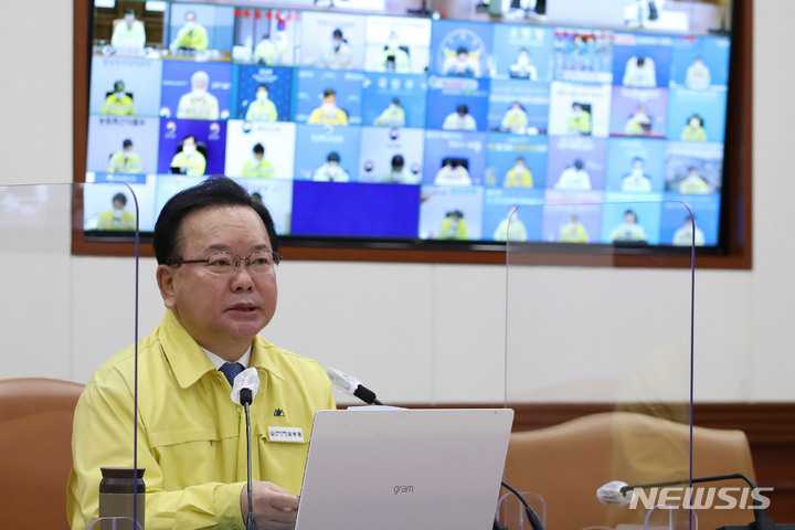 [서울=뉴시스] 김명원 기자 = 김부겸 국무총리가 31일 서울 종로구 정부서울청사에서 열린 코로나19 대응 중앙재난안전대책본부 회의를 주재하며 모두발언을 하고 있다. 김 총리는 이날 회의에서 "정부는 영업시간 제한, 사적모임 축소 등 현재의 사회적 거리두기를 2주간 더 연장한다"고 말했다. 이어 "많은 사람으로 붐비는 백화점과 대형마트에 대해서는 방역패스를 의무화하고 청소년 방역패스는 3월 1일부터 적용하되 한 달간의 계도기간을 두기로 했다"고 밝혔다. (공동취재사진) 2021.12.31. photo@newsis.com