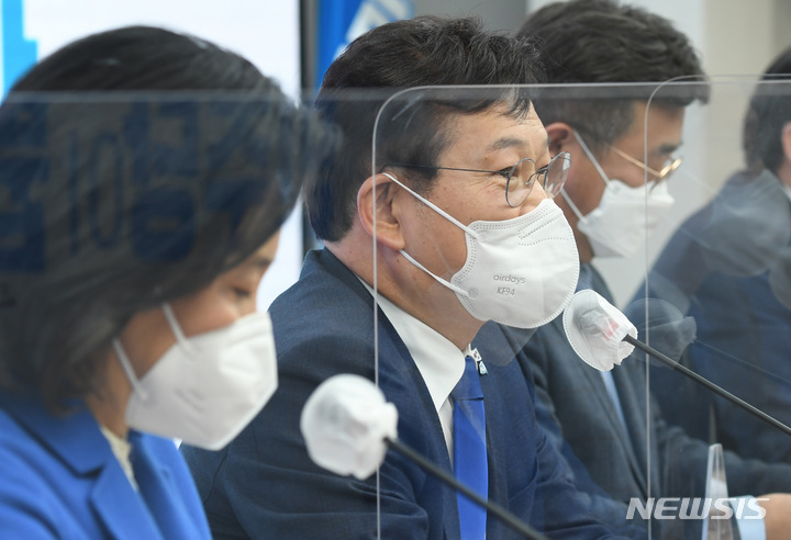 [서울=뉴시스] 국회사진기자단 = 송영길 더불어민주당 상임선대위원장이 31일 서울 여의도 중앙당사에서 열린 본부장단회의에서 발언하고 있다. 2021.12.31. photo@newsis.com