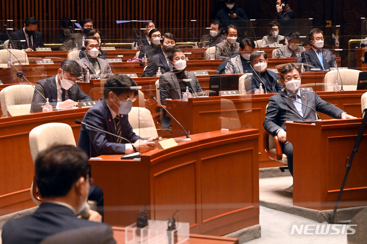 [서울=뉴시스] 최동준 기자 = 더불어민주당 윤호중 원내대표를 비롯한 의원들이 31일 서울 여의도 국회에서 열린 의원총회에서 송영길 대표의 발언을 듣고 있다. (공동취재사진) 2021.12.31. photo@newsis.com