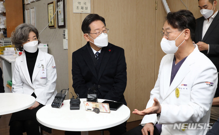 [고양=뉴시스] 국회사진기자단 = 이재명 더불어민주당 대선 후보가 31일 코로나19 거점 전담 병원인 경기 고양자인메디병원을 방문해 의료진과 간담회를 하고 있다. 2021.12.31. photo@newsis.com