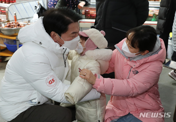 [서울=뉴시스] 국회사진기자단 = 안철수 국민의당 대선 후보가 31일 서울 강북구 수유재래시장을 방문해 시민들과 인사를 나누고 있다. 2021.12.31. photo@newsis.com