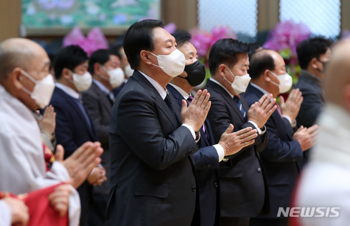 [단양=뉴시스] 전신 기자 = 윤석열 국민의힘 대선 후보가 31일 충북 단양 구인사에서 열린 상월원각대조사 탄신 110주년 봉축 법회에서 합장하고 있다. 2021.12.31. photo1006@newsis.com