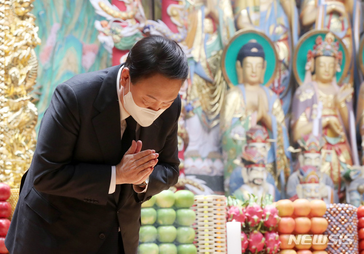 [단양=뉴시스] 전신 기자 = 윤석열 국민의힘 대선 후보가 31일 충북 단양 구인사에서 열린 상월원각대조사 탄신 110주년 봉축 법회에서 축사를 마친 후 합장 인사하고 있다. 2021.12.31. photo1006@newsis.com