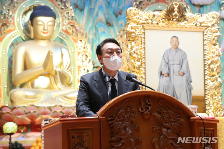 [단양=뉴시스] 전신 기자 = 윤석열 국민의힘 대선 후보가 31일 충북 단양 구인사에서 열린 상월원각대조사 탄신 110주년 봉축 법회에서 축사하고 있다. 2021.12.31. photo1006@newsis.com