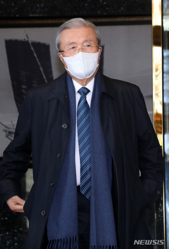 [서울=뉴시스] 국회사진기자단 = 김종인 국민의힘 총괄선거대책위원장이 31일 서울 마포의 한 음식점에서 이준석 대표와 오찬 회동을 마치고 이동하고 있다. 2021.12.31. photo@newsis.com