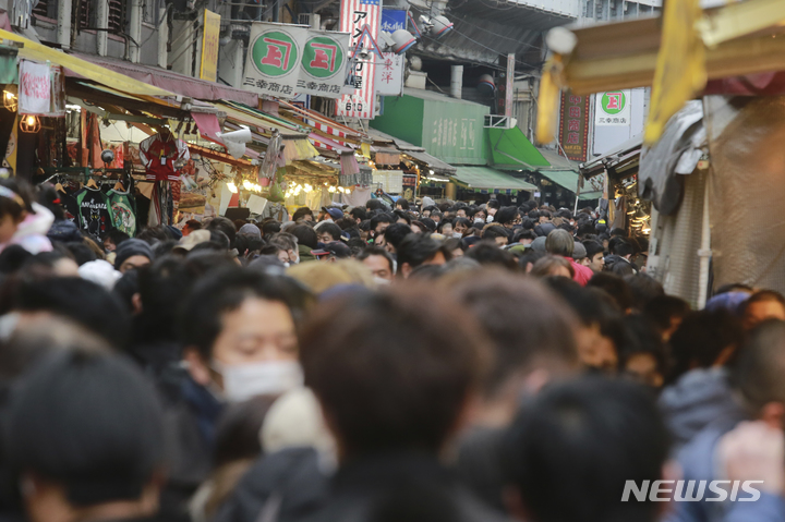 [도쿄=AP/뉴시스] 2021년의 마지막 날인 31일 일본 도쿄 거리에 쇼핑객들이 몰려들고 있다. 2021.12.31