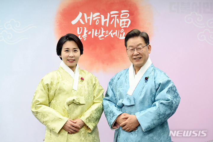 [서울=뉴시스] 국회사진기자단 = 이재명 더불어민주당 대선 후보, 부인 김혜경 씨가 2022년 임인년 새해를 맞아 신년 인사를 하고 있다. 2021.12.31. photo@newsis.com