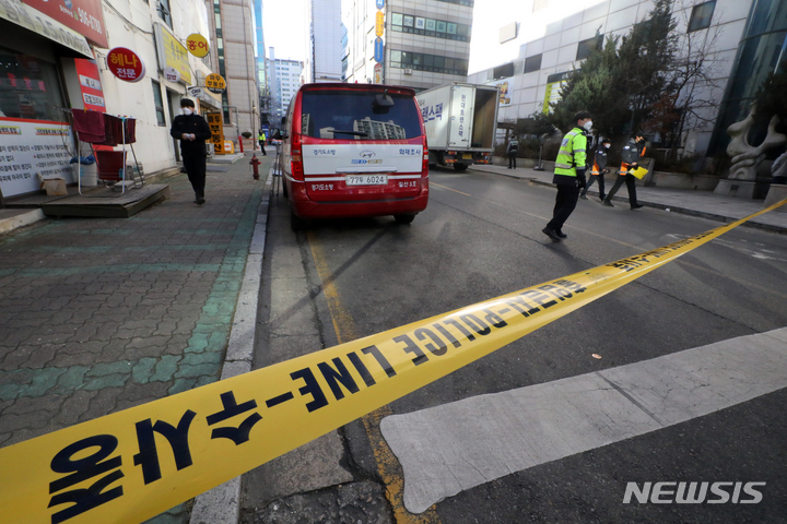 [고양=뉴시스] 배훈식 기자 = 31일 오후 경기 고양시 마두역 8번 출구 앞 빌딩 지하 주차장 기둥이 파열되는 등 붕괴 조짐이 나타나 경찰이 주변 통행을 통제하고 있다. 2021.12.31. dahora83@newsis.com