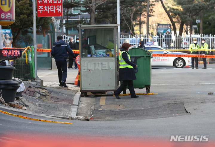 [고양=뉴시스] 배훈식 기자 = 31일 오후 경기 고양시 마두역 8번 출구 앞 빌딩 지하 주차장 기둥이 파열되는 등 붕괴 조짐이 나타나 경찰이 주변 건물 통행을 통제하고 있다. 2021.12.31. dahora83@newsis.com