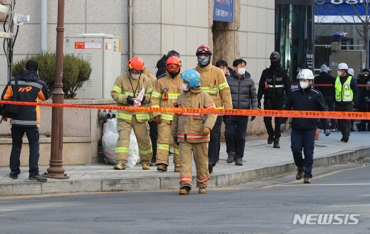 [고양=뉴시스] 배훈식 기자 = 31일 오후 경기 고양시 마두역 8번 출구 앞 빌딩 지하 주차장 기둥이 파열되는 등 붕괴 조짐이 나타나 출동한 소방대원들이 건물 주변 안전을 살피고 있다. 2021.12.31. dahora83@newsis.com