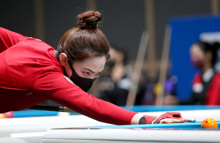 [서울=뉴시스] 고범준 기자 = 31일 고양시 빛마루 방송지원센터에서 열린 PBA NH농협카드 챔피언십대회에서 차유람이 LPBA 32강전을 펼치고 있다. (사진=PBA 투어 제공) 2021.12.31. photo@newsis.com *재판매 및 DB 금지