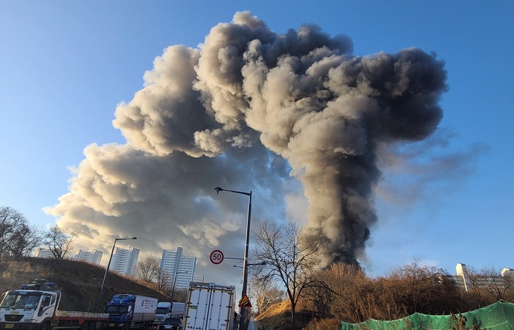 [아산=뉴시스] 이종익 기자 = 1일 오전 7시48분께 충남 아산시 탕정면에 위치한 귀뚜라미보일러 공장에서 불이 나 소방당국이 대응2단계로 상향하고 소방대원 등 230여명과 소방헬기 등 장비 50대를 투입해 진화 중이다. 2022.01.01. 007news@newsis.com *재판매 및 DB 금지