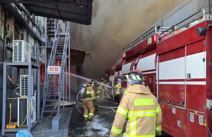 [아산=뉴시스] 이종익 기자 = 1일 오전 7시48분께 충남 아산시 탕정면에 위치한 귀뚜라미보일러 공장에서 불이 나 소방당국이 대응2단계로 상향하고 소방대원 등 230여명과 소방헬기 등 장비 50대를 투입해 진화 중이다. 2022.01.01. 007news@newsis.com *재판매 및 DB 금지