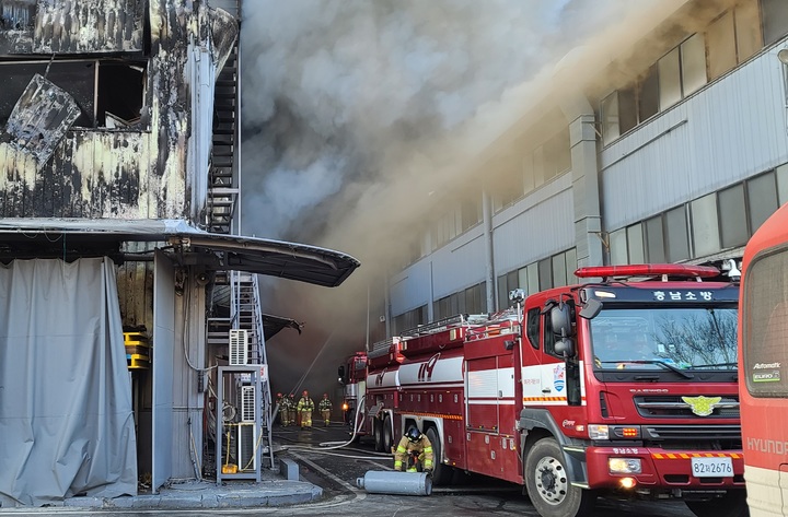 [아산=뉴시스] 이종익 기자 = 1일 오전 7시48분께 충남 아산시 탕정면에 위치한 귀뚜라미보일러 공장에서 불이 나 소방당국이 대응2단계로 상향하고 소방대원 등 230여명과 소방헬기 등 장비 50대를 투입해 진화 중이다. 2002.01.01. 007news@newsis.com *재판매 및 DB 금지