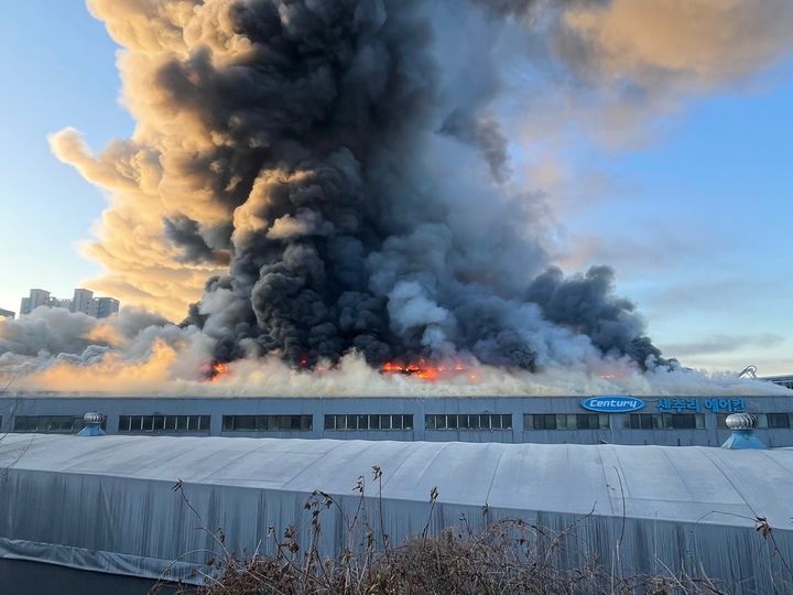 [아산=뉴시스] 이종익 기자 = 1일 오전 7시48분께 충남 아산시 탕정면에 위치한 귀뚜라미보일러 공장에서 불이 나 소방당국이 대응2단계로 상향하고 소방대원 등 230여명과 소방헬기 등 장비 50대를 투입해 진화 중이다. 2022.01.01. 007news@newsis.com *재판매 및 DB 금지