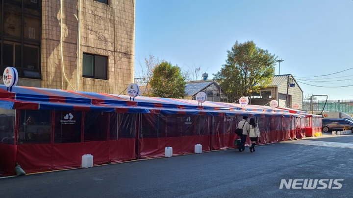 [부산=뉴시스] 권태완 기자 = 부산역 옆에 위치한 풍물거리 포장마차 촌이 지난 31일 오후 영업을 재개했다. 2021.12.31. kwon97@newsis.com
