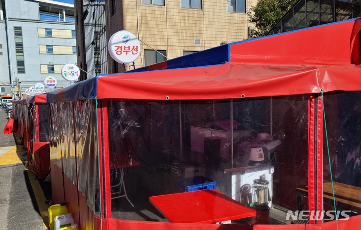 [부산=뉴시스] 권태완 기자 = 부산역 옆에 위치한 풍물거리 포장마차 촌이 지난 31일 오후 영업을 준비 중이다. 2021.12.31. kwon97@newsis.com 