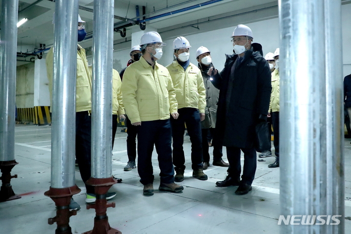 이재준 경기 고양시장과 이승우 행정안전부 재난안전관리본부장이 1일 고양시 일산동구 마두동 상가건물 지반침하 현장을 방문해 조치사항 등을 점검하고 있다.(사진=고양시 제공)