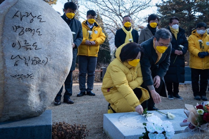 [서울=뉴시스]1일 경기 성남시 마석 모란공원에 있는 고(故) 노회찬 의원의 묘역을 찾아 헌화하는 심상정 정의당 대선후보. 2022.01.01. (사진=정의당 제공) photo@newsis.com *재판매 및 DB 금지