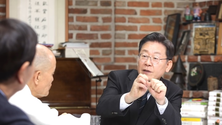 [서울=뉴시스]1일 도올 김용옥 전 한신대 석좌교수의 유튜브 채널 '도올TV'에 출연한 이재명 더불어민주당 대선후보. 2022.01.01. (사진=도올TV 캡처)