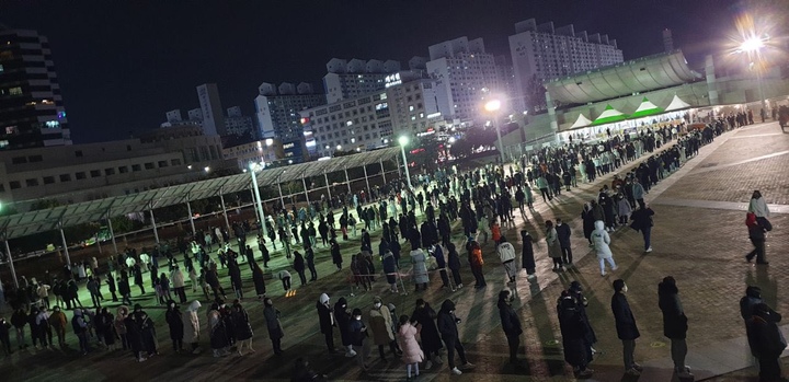 [광주=뉴시스] 송창헌 기자 = 1일 오후 광주시청 코로나19 임시선별검사소에서 수많은 학생들이 부모와 함께 검체채취를 위해 장사진을 이루고 있다. (사진=독자 제공) 2022.01.01 photo@newsis.com *재판매 및 DB 금지