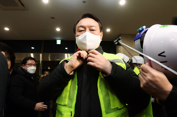 [인천=뉴시스] 국회사진기자단 = 윤석열 국민의힘 대선 후보가 새해 첫날인 1일 인천 연수구 인천신항 선광신컨테이너터미널을 방문해 안전조끼와 안전모를 착용하고 있다. 2022.01.01. photo@newsis.com