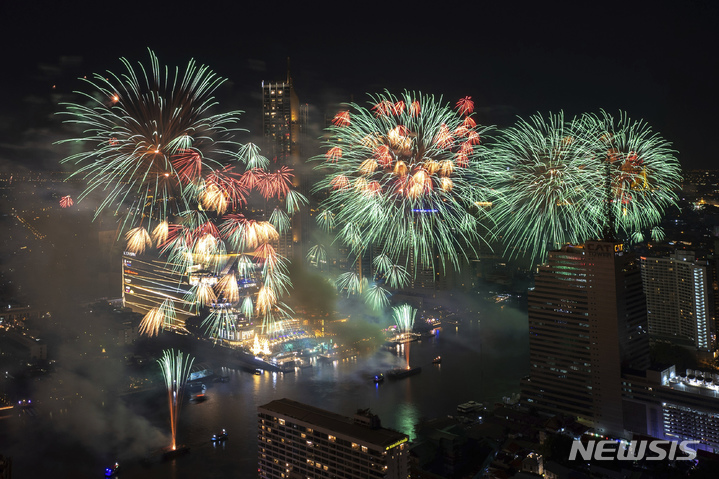 [방콕=AP/뉴시스] 1일(현지시간) 태국 방콕에서 새해 맞이 불꽃놀이를 진행, 짜오프라야강 위로 화려한 불꽃이 장관을 이루고 있다. 2022.01.01.
