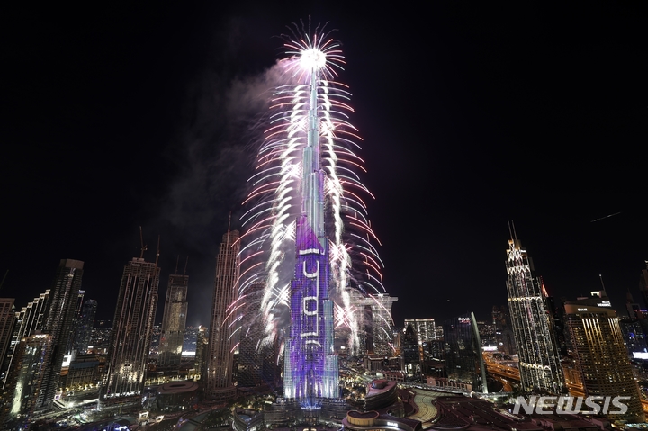 [두바이=AP/뉴시스] 1일(현지시간) 새벽 아랍에미리트(UAE) 두바이의 세계 최고층 부르즈칼리파에서 2022년 새해를 맞는 불꽃놀이 행사가 열려 밤하늘을 화려하게 수 놓고 있다. 2022.01.01.