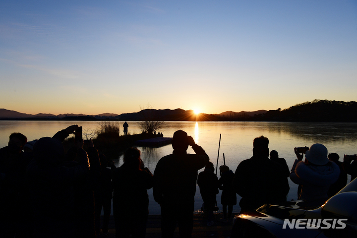 [창원=뉴시스] 차용현 기자 = 2022년 임인년(壬寅年) 첫날인 1일 오전 해맞이를 하기 위해 경남 창원시 주남저수지를 찾은 시민들이 저수지 위로 떠오르는 올해 첫 해를 맞이하고 있다. 2022.01.01. con@newsis.com