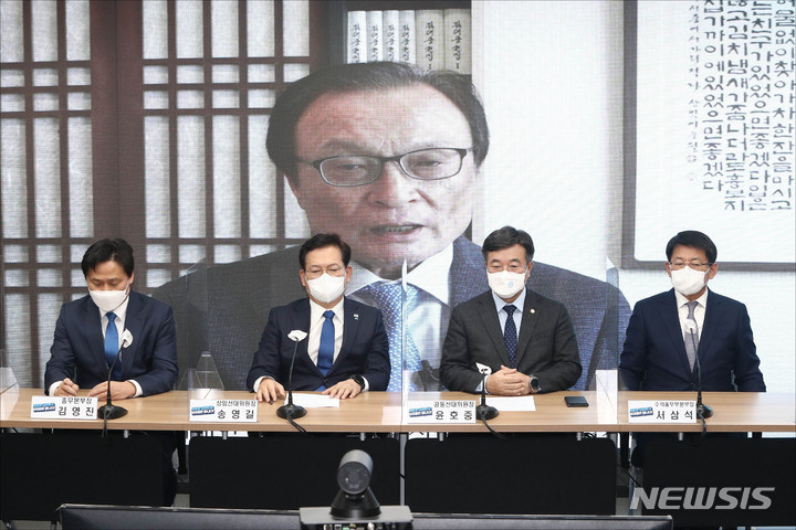 [서울=뉴시스] 최진석 기자 = 더불어민주당 송영길 상임선대위원장, 윤호중 공동선대위원장 등이 1일 오전 서울 여의도 더불어민주당 중앙당사에서 청년, 자영업자들과 온라인 화상으로 가진 2022년 임인년 새해 시무식에서 이해찬 상임고문의 새해인사말을 시청하고 있다. (공동취재사진) 2022.01.01. photo@newsis.com