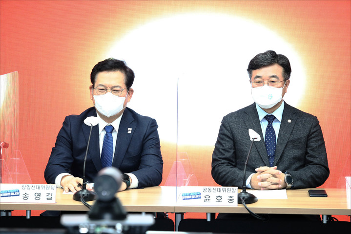 [서울=뉴시스] 최진석 기자 = 더불어민주당 송영길 상임선대위원장, 윤호중 공동선대위원장 등이 1일 오전 서울 여의도 더불어민주당 중앙당사에서 청년, 자영업자들과 온라인 화상으로 가진 2022년 임인년 새해 시무식에서 포항 호미곶 새해 첫 일출을 라이브로 시청하고 있다. (공동취재사진) 2022.01.01. photo@newsis.com