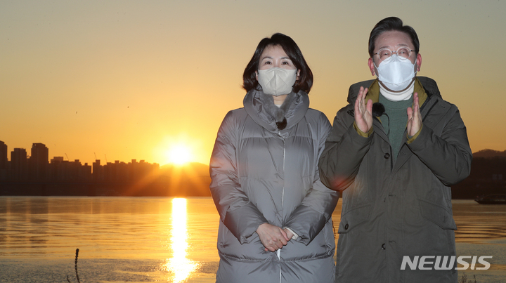 [서울=뉴시스] 최진석 기자 = 이재명 더불어민주당 대선 후보와 부인 김혜경 씨가 임인년 첫날인 1일 오전 서울 용산구 노들섬에서 열린 '2022 글로벌 해돋이 : 지구 한 바퀴' 새해 온라인 해맞이 행사에 참석해 신년 인사를 하고 있다. (공동취재사진) 2022.01.01. photo@newsis.com