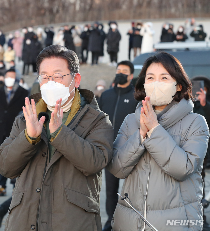 [서울=뉴시스] 최진석 기자 = 이재명 더불어민주당 대선 후보와 부인 김혜경 씨가 임인년 첫날인 1일 오전 서울 용산구 노들섬에서 열린 '2022 글로벌 해돋이 : 지구 한 바퀴' 새해 온라인 해맞이 행사에 참석해 떠오르는 해를 바라보고 있다. (공동취재사진) 2022.01.01. photo@newsis.com