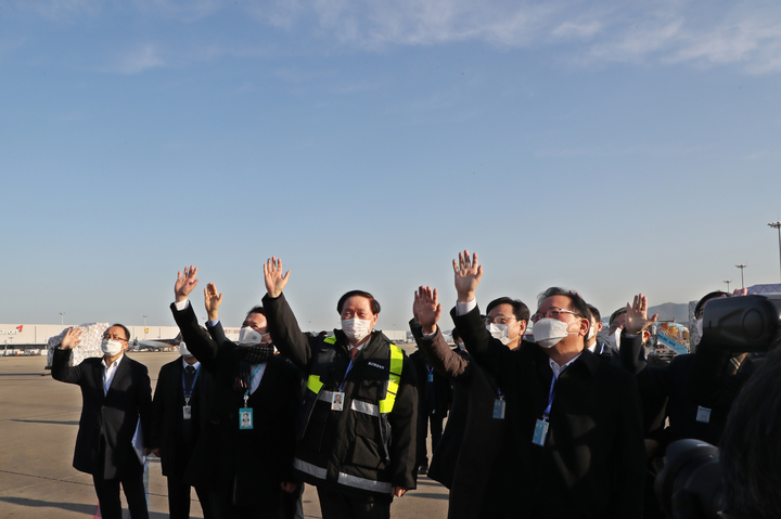 [인청공항=뉴시스] 김명원 기자 = 김부겸 국무총리가 1일 오전 인천공항 대한항공 화물터미널에서 '임인년(壬寅年) 새해 첫 수출현장'을 살펴본 후 근무자들에게 손을 흔들어 인사하고 있다. (공동취재사진) 2022.01.01. photo@newsis.com