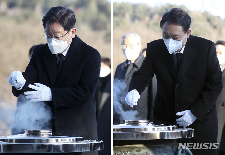 [서울=뉴시스] 최진석 기자 = 이재명(왼쪽) 더불어민주당, 윤석열 국민의힘 대선 후보가 임인년(壬寅年) 새해 첫날인 1일 오전 서울 동작구 국립서울현충원을 참배하며 현충탑에 각각 분향하고 있다. (공동취재사진) 2022.01.01. photo@newsis.com