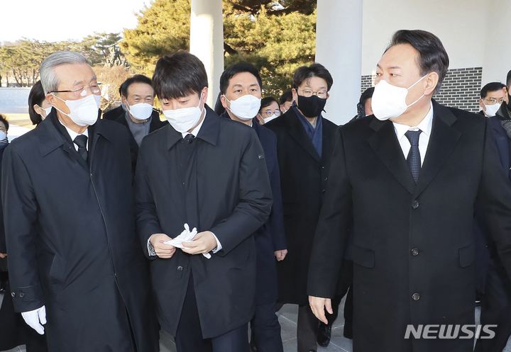 [서울=뉴시스] 최진석 기자 = 국민의힘 윤석열 대선 후보가 1일 오전 서울 동작구 국립서울현충원을 참배한 뒤 김종인 총괄선대위원장, 이준석 대표 등과 이동하고 있다. (공동취재사진) 2022.01.01. photo@newsis.com