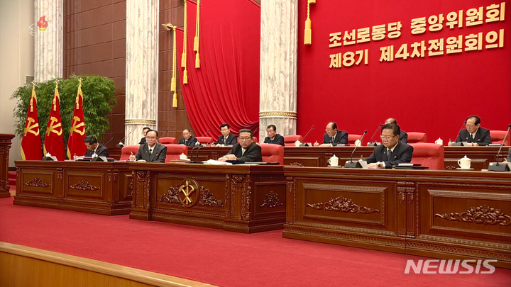[서울=뉴시스] 북한 조선중앙TV는 2021년 12월 27일~31일까지 당 중앙위원회 본부청사에서 당 중앙위원회 제8기 제4차 전원회의가 진행 됐다고 1일 보도했다. 김정은 조선노동당 총비서 겸 국무위원장도 전원회의에 참석했다. 당 중앙위원회 정치국 위원들로 집행부가 구성됐으며 김정은 위원장에 전원회의 사회를 위임했다고 밝혔다. 김정은 위원장은 전원회의 소집의 기본 목적과 의의, 중요성에 대해 언급하고 2021년도 당 및 국가사업에 대한 분석과 평가를 내렸다고 전했다. (사진=조선중앙TV 캡처) 2022.01.01. photo@newsis.com