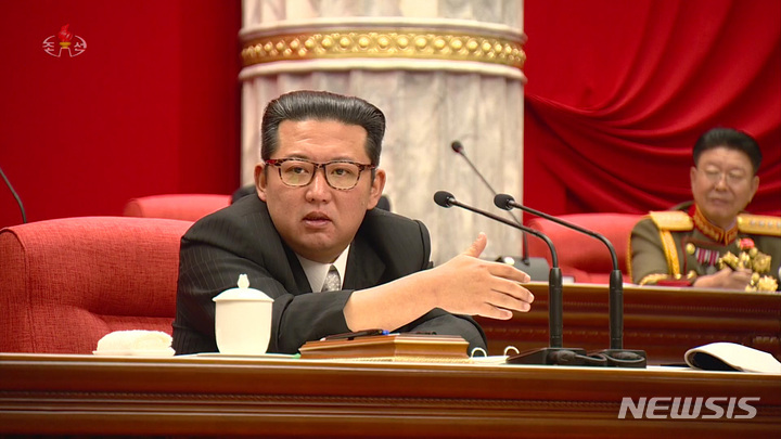 [서울=뉴시스] 북한 조선중앙TV는 2021년 12월 27일~31일까지 당 중앙위원회 본부청사에서 당 중앙위원회 제8기 제4차 전원회의가 진행 됐다고 1일 보도했다. 김정은 조선노동당 총비서 겸 국무위원장도 전원회의에 참석했다. 당 중앙위원회 정치국 위원들로 집행부가 구성됐으며 김정은 위원장에 전원회의 사회를 위임했다고 밝혔다. 김정은 위원장은 전원회의 소집의 기본 목적과 의의, 중요성에 대해 언급하고 2021년도 당 및 국가사업에 대한 분석과 평가를 내렸다고 전했다. (사진=조선중앙TV 캡처) 2022.01.01. photo@newsis.com