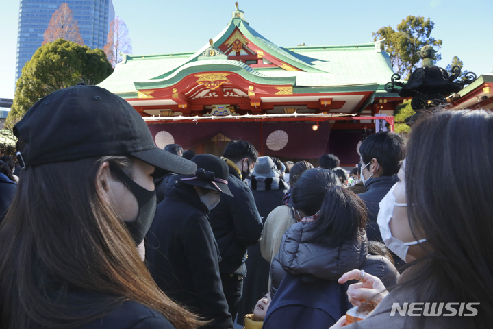 [도쿄=AP/뉴시스] 일본 수도 도쿄에서 1일 코로나19 예방을 위해 마스크를 착용한 시민들이 시내에 있는 히에 사원을 찾아 새해 평안무사를 빌고 있다. 2022.01.02 