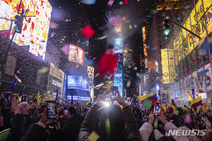 [뉴욕(미국)=AP/뉴시스] 지난 1일(현지시간) 새벽 미국 뉴욕 타임스퀘어에서 새해 전야 크리스털 볼 드롭 행사가 열리고 있다. 2022.01.21.