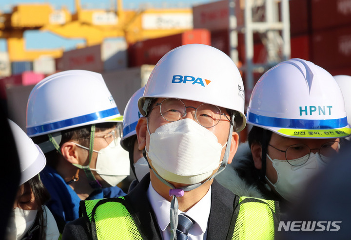 보[부산=뉴시스] 하경민 기자 = 더불어민주당 이재명 대선 후보가 1일 오후 부산 강서구 부산신항을 방문, 새해 첫 출항을 앞둔 컨테이너선 등의 안전항행을 기원하는 행사를 가진 뒤 항만시설을 둘러고 있다. 2022.01.01. yulnetphoto@newsis.com