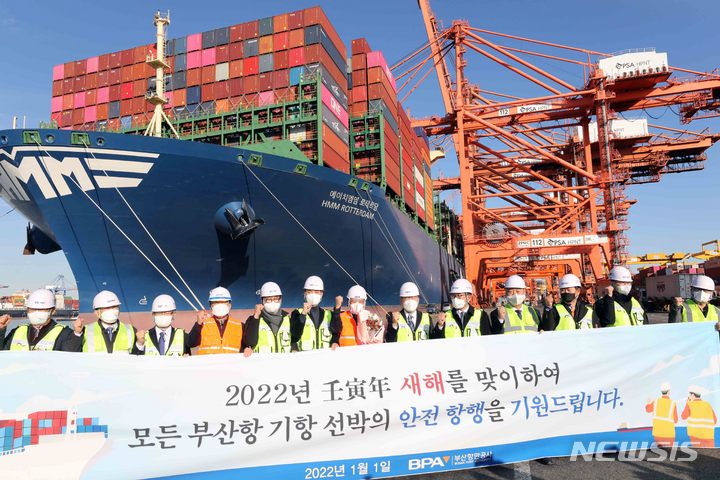 [부산=뉴시스] 하경민 기자 = 더불어민주당 이재명 대선 후보가 1일 오후 부산 강서구 부산신항을 방문, 새해 첫 출항을 앞둔 컨테이너선 등의 안전항행을 기원하는 행사를 갖고 있다. 2022.01.01. yulnetphoto@newsis.com