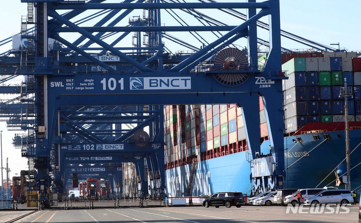 [부산=뉴시스] 하경민 기자 = 1월 1일 오전 부산 강서구 부산신항 부두에서 컨테이너 선적 및 하역 작업이 진행되고 있다. 2022.01.01. yulnetphoto@newsis.com