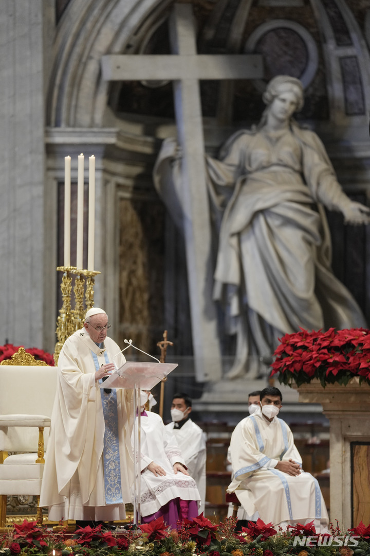 [바티칸=AP/뉴시스] 프란치스코 교황이 1일(현지시간) 바티칸 성베드로 대성당에서 새해 첫 미사를 집전하고 있다. 2022.01.01.