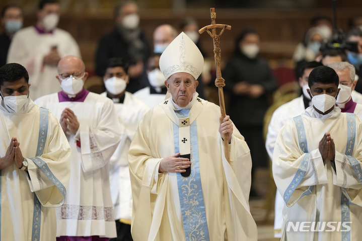 [바티칸=AP/뉴시스] 프란치스코 교황이 1일(현지시간) 바티칸 성베드로 대성당에서 새해 첫 미사를 집전한 뒤 성당을 떠나고 있다. 2022.01.01.