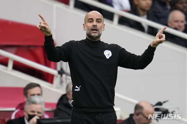 [런던=AP/뉴시스] 맨체스터 시티의 펲 과르디올라 감독이 1일(한국시간) 영국 런던 에미리츠 스타디움에서 열린 아스날과 EPL 원정경기에서 선수들에게 지시를 하고 있다. 2022.01.06.