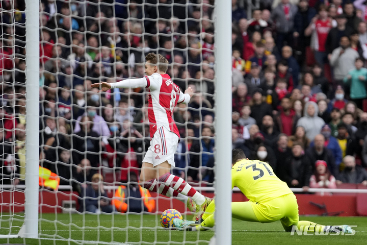 [런던=AP/뉴시스] 아스날 마르틴 외데가르드가 1일(한국시간) 영국 런던 에미리츠 스타디움에서 열린 맨체스터 시티와 2021~22 잉글랜드 프리미어리그 홈경기에서 골키퍼 에데르손에 걸려 넘어지고 있다. 2022.01.02.