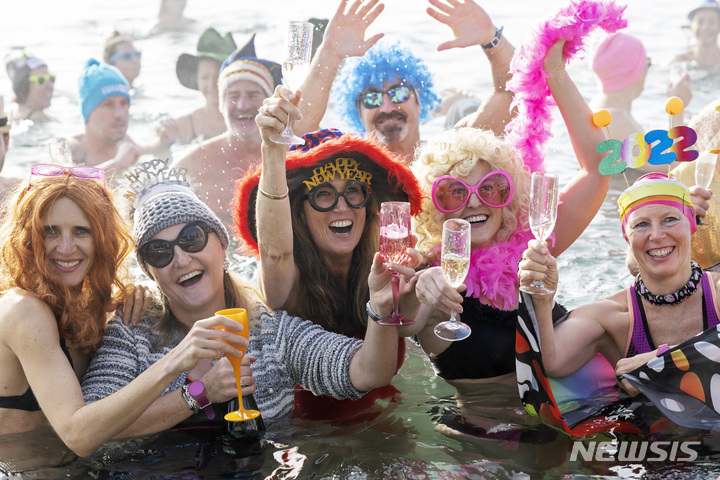 [제네바=AP/뉴시스]스위스에서 신년을 맞아 제네바 호수에서 수영하는 전통 행사에 참가한 사람들. 2022.1.1.