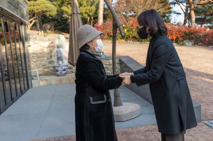 [서울=뉴시스] 최진석 기자 = 이재명 더불어민주당 대선 후보의 부인 김혜경 씨가 1일 경남 김해 봉하마을을 찾아 고 노무현 전 대통령 부인 권양숙 여사를 예방하고 있다. (사진=더불어민주당 제공) 2022.01.01. photo@newsis.com *재판매 및 DB 금지